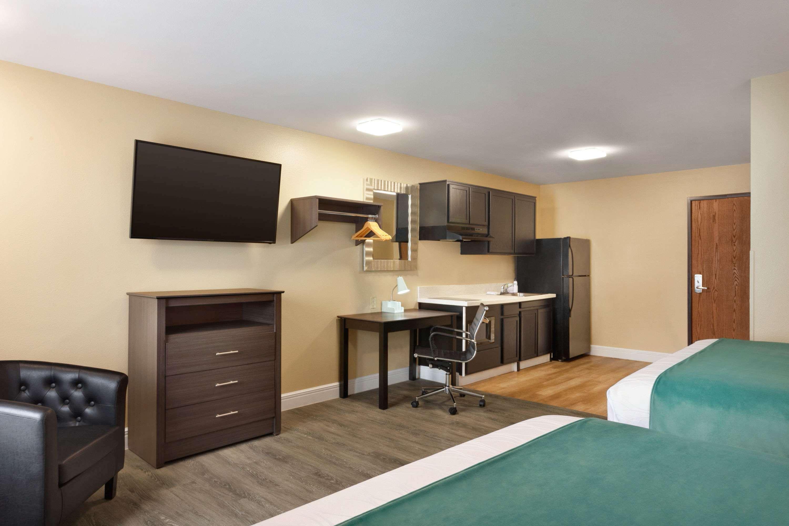 Hawthorn Extended Stay By Wyndham Saint Robert Exterior photo
