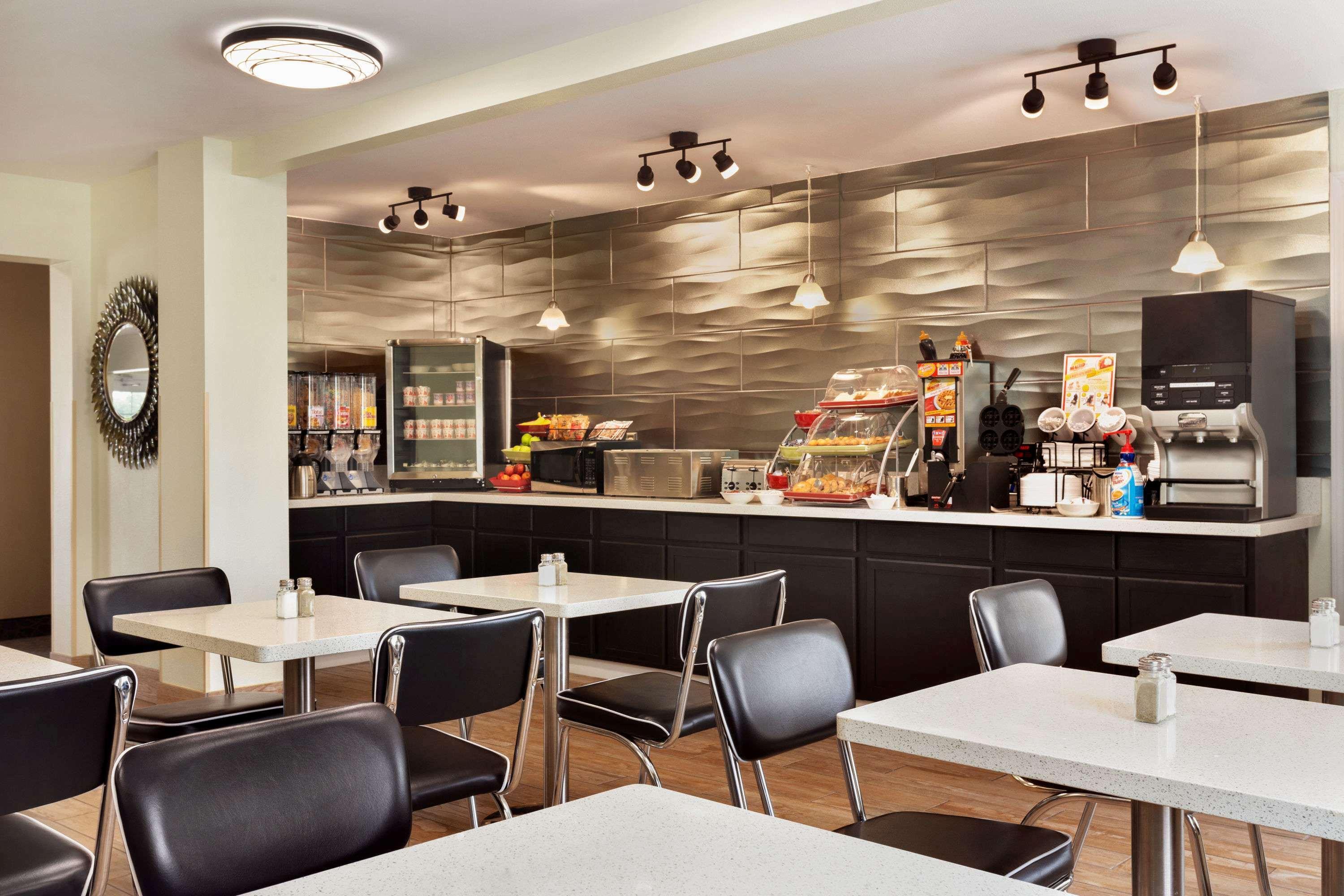 Hawthorn Extended Stay By Wyndham Saint Robert Exterior photo